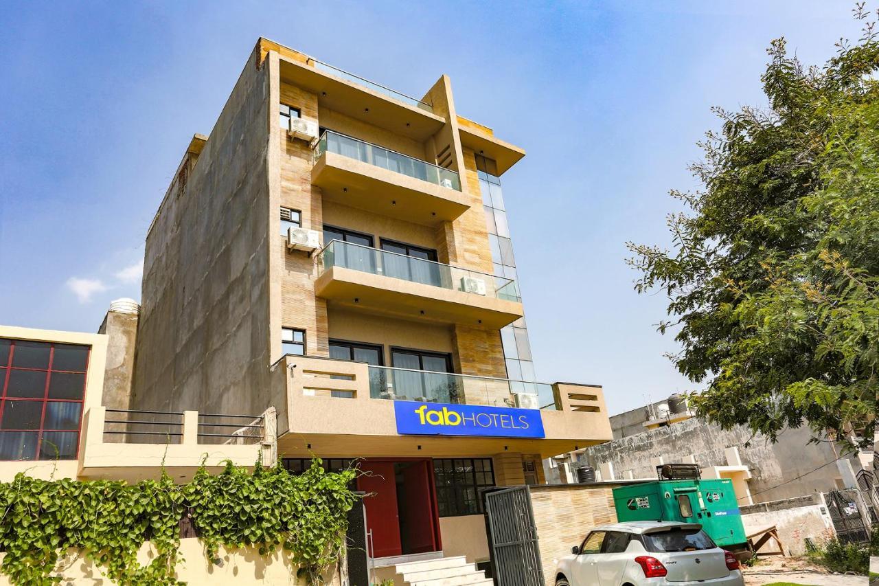 Fabhotel Clarks Suites Noida Buitenkant foto
