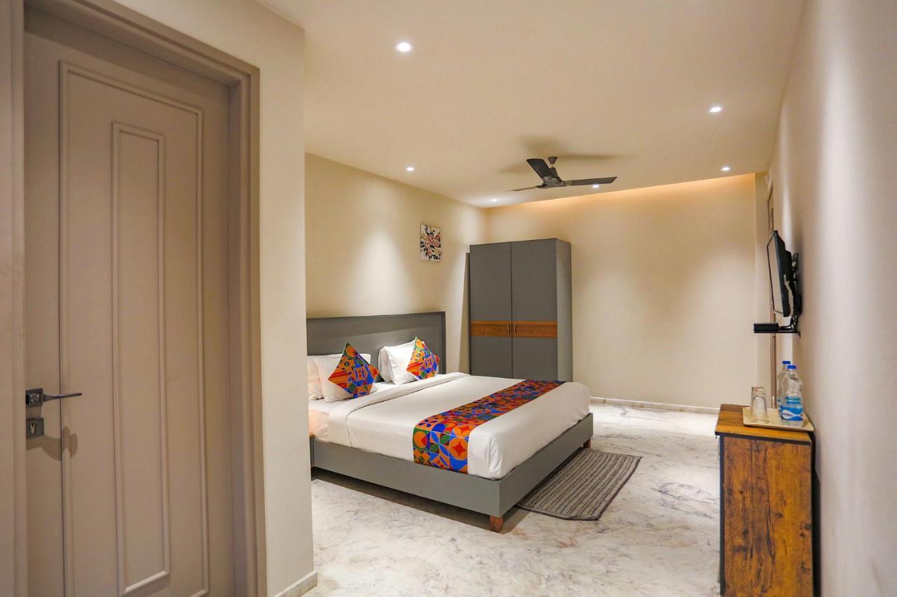 Fabhotel Clarks Suites Noida Buitenkant foto
