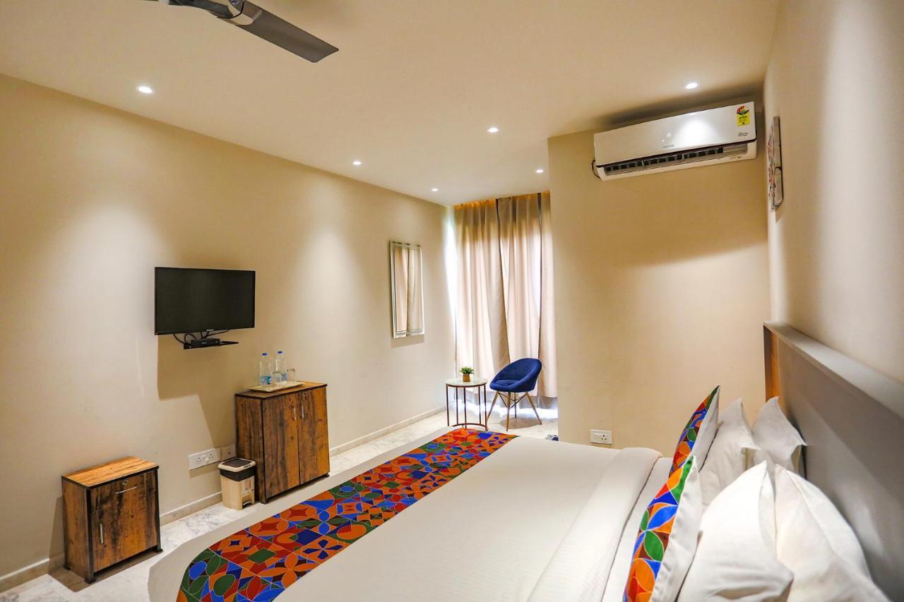 Fabhotel Clarks Suites Noida Buitenkant foto
